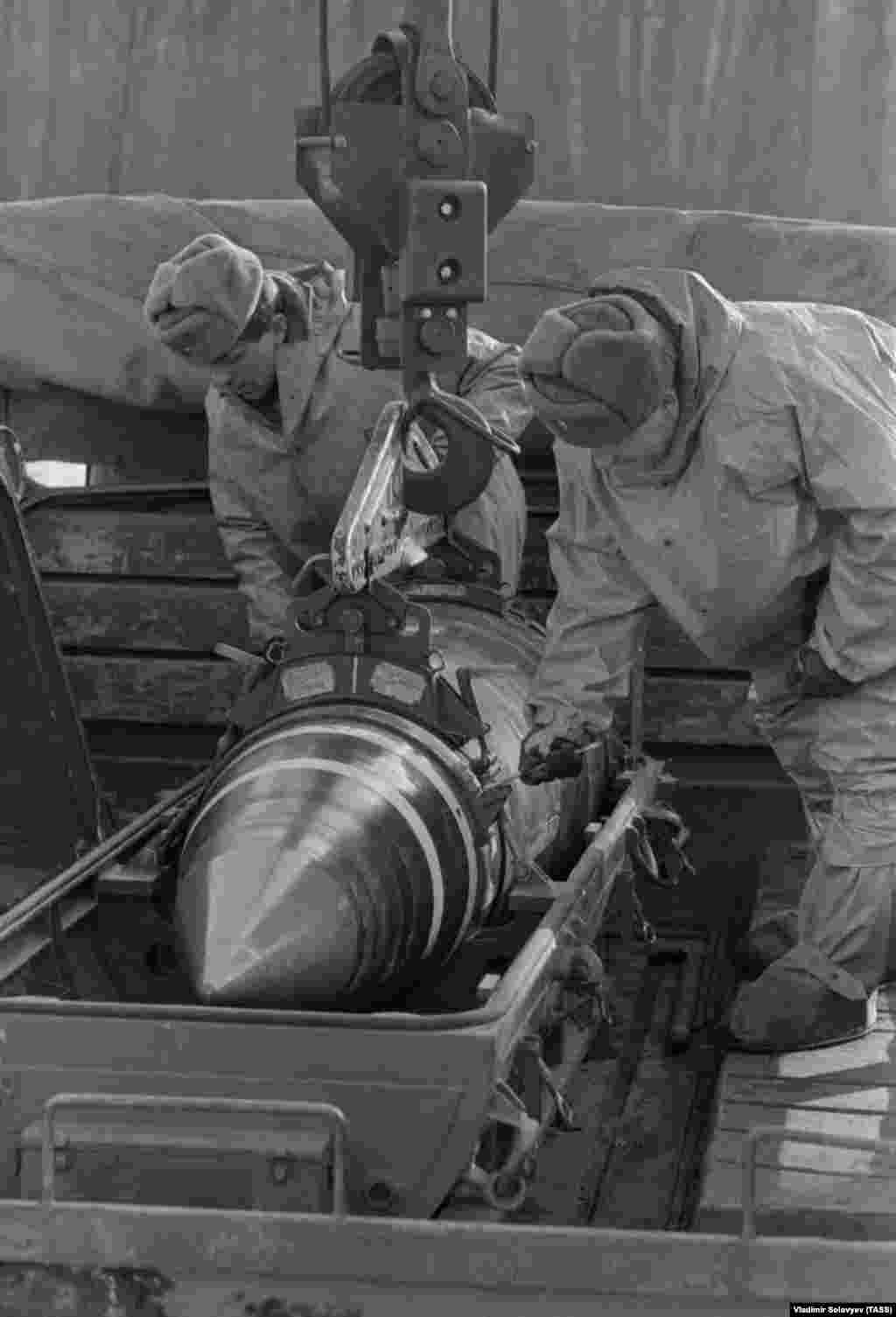 Soldiers lay a nuclear warhead in a container on January 4, 1992. Most tactical nuclear weapons were transferred from Ukraine to Russia.