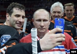 Prezident Vladimir Putin və Roman Rotenberg (solda)