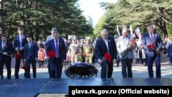 Владимир Константинов и Сергей Аксенов возлагают цветы к Вечному огню в Симферополе