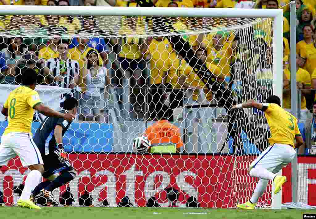Braziliya-Kolumbiya &ndash; 2:1. Thiago Silva hesabı açır.