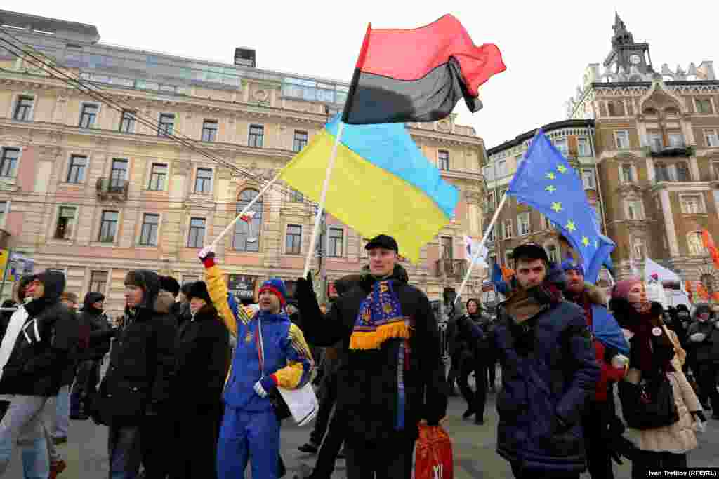 Акция за свободу &quot;узников Болотной&quot; и всех политзаключенных. Флаги украинского Майдана в Москве