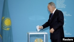 Қазақстан президенті Нұрсұлтан Назарбаев президент сайлауында дауыс беріп тұр. Астана, 26 сәуір 2015 жыл.
