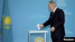 Президент Нұрсұлтан Назарбаевтың кезектен тыс президент сайлауында дауыс беріп жатқан сәті. Aстана, 26 сәуір 2015.