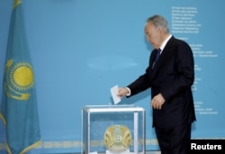 Президент Казахстана Нурсултан Назарбаев опускает бюллетень в урну во время президентских выборов. Астана, 26 апреля 2015 года.