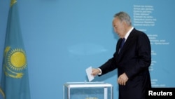Президент Казахстана Нурсултан Назарбаев опускает бюллетень в урну в день президентских выборов. Астана, 26 апреля 2015 года.