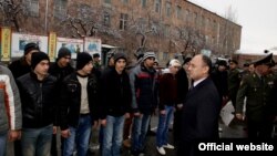 Министр обороны Армении Сейран Оганян на Центральном республиканском сборном пункте, 8 января 2015 г. 