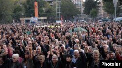 Armenia - Supporters of the opposition Armenian National Congress demonstrate in Yerevan's Liberty Square, 8Oct2011.