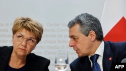 Președintele elvețian Viola Amherd (stânga) și ministrul de externe Ignazio Cassis în timpul conferinței de presă organizată la Berna în prefața summit-ului de pace pentru Ucraina care va avea loc în weekend.