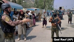 شماری از نیروهای طالبان در منطقه مرزی تورخم - عکس از آرشیف