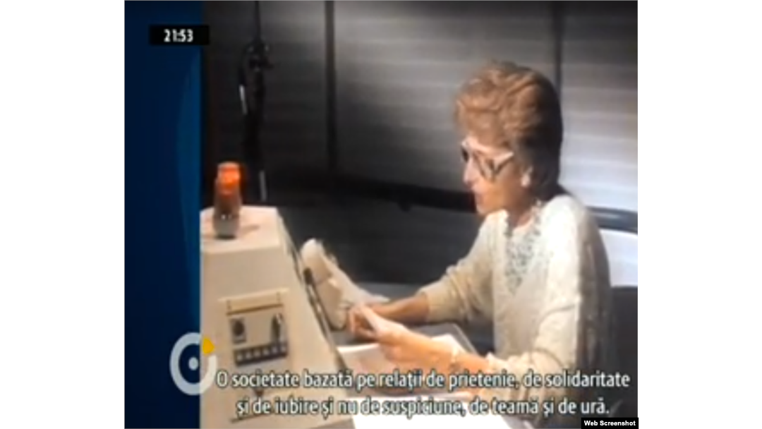 Ioana Măgură-Bernard citește o scrisoare de la Doina Cornea la microfonul Europei Libereîn fimul „Dezastrul roșu” de Josy Dubié, 1988..