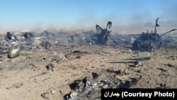 O fotografie difuzată pe 5 aprilie de Gardienii Revoluției din Iran care ar arăta aeronave americane distruse în timpul unei operațiuni americane de salvare a uni aviator doborât. Oficialii americani au spus că aeronavele au fost distruse pentru a nu cădea pe mâna iranienilor.