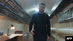 Stop cadru din videoul publicat marți de președinția Ucrainei, cu președintele Zelenski parcurgând lungi tuneluri în subteranele Kievului. 