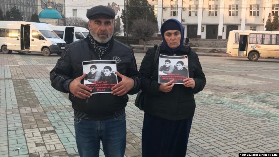Муртазали и Патимат Гасангусеновы, родители убитых братьев, архивное фото