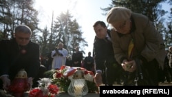 Ілюстрацыйнае фота - польская ўрадавая дэлегацыя наведвае мэмарыял у Курапатах, 11 красавіка 2015 году 