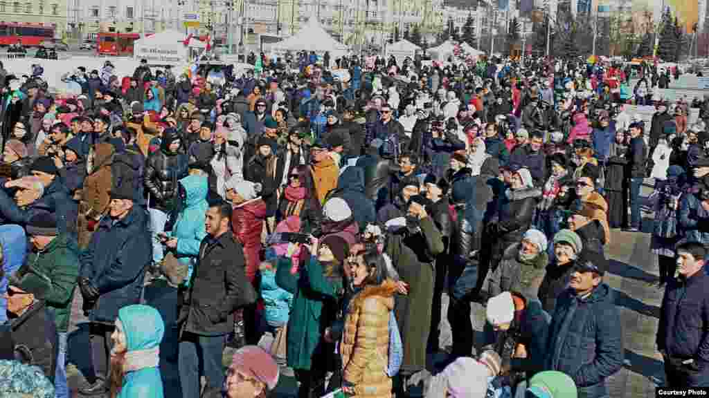 Казанда Нәүрүз бәйрәмендәге йөзләрчә кеше