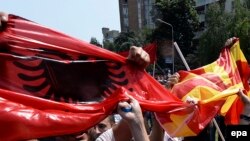 Flamuri shqiptar dhe ai maqedonas shihen gjatë një tubimi në Shkup - Fotografi ilustruese nga arkivi.