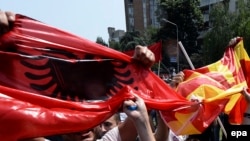 Flamuri maqedonas dhe ai shqiptar në një protestë në Shkup - Fotografi nga arkivi.
