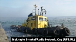 Наразі буксир стоїть в акваторії пляжу «Дельфін», максимально близько до берега, де глибина не перевищує 2 метри