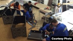 Жиһаз цехында жұмыс істеп отырған мүмкіндігі шектеулі азаматтар. Орал, 9 қыркүйек 2014 жыл. (Көрнекі сурет).