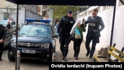 O consilieră de la Serviciul de Evidenta a Persoanelor Galati este dusă la audieri, într-un dosar în care a fost acuzată că ar fi luat mita pentru eliberarea unor acte de identitate pentru mai mulți cetățeni moldoveni. 30 martie 2017.