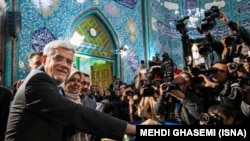 The leader of Iran's Reformist coalition list for the 2016 parliamentary elections Mohammad Reza Aref (c) shows casting his ballot in Tehran, February 26, 2016. File Photo