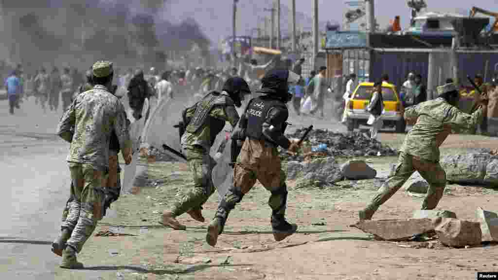 Спецзагін афганської поліції в Кабулі розганяє демонстрантів&hellip;