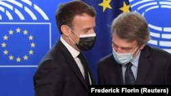 Predsednik Francuske Emmanuel Macron (L) i predsednik Evropskog parlamenta David Sassoli na konferenciji o budućnosti Evrope u Strazburu, 9. maj