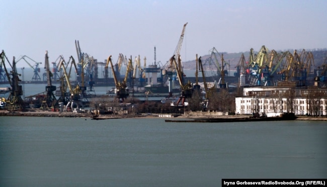 Вид на судноремонтний завод і морський порт в Маріуполі, 2017 рік