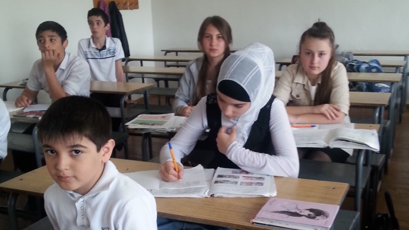Дагестанский депутат потребовал от Минпросвещения определиться по вопросу о хиджабе в школах