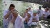 Баптисты исполняют традиционный религиозный обряд. Иллюстративное фото. 