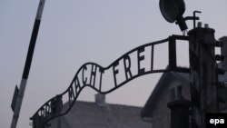 Inscripția infamă la intrarea în lagărele de exterminare de la Auschwitz-Birkenau