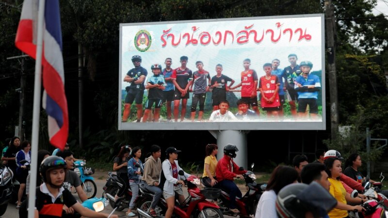 Спасени сите деца и тренерот од пештерата во Тајланд