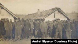 Prizonieri Centrali la Cârjoaia, 1918. Sursa: Andrei Șiperco (ed.), Tragedii și suferințe neștiute...., 2003 (AFB, E 2020 Schachtel nr. 111)