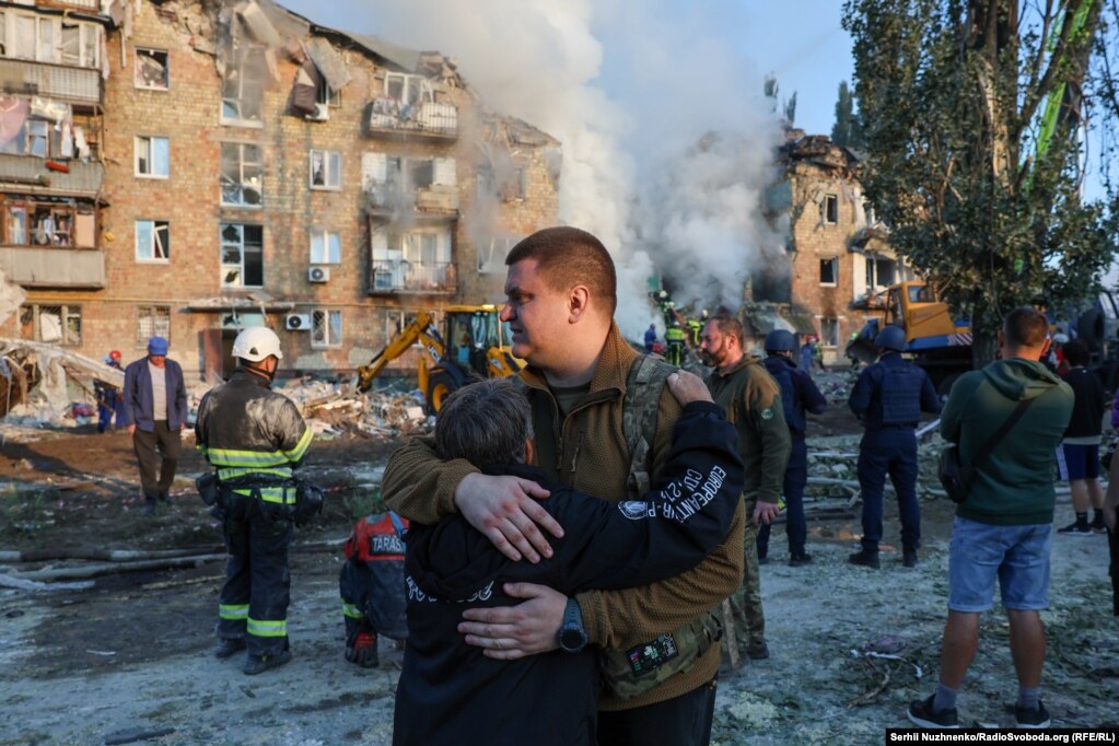 “Rusia i zgjedh raketat balistike në vend të tryezës së bisedimeve”, tha presidenti i Ukrainës, Volodymyr Zelensky. Rusia vazhdimisht mohon se sulmon objektivat civile.