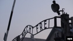 La intrarea în lagărul de exterminare de la Auschwitz-Birkenau