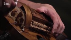 Сяржук Доўгушаў сьпявае народную песьню ў студыі Свабоды