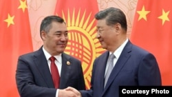 Президент Садыр Жапаров Кытайдын төрагасы Си Цзиньпин. Тяньцзинь, 31-август, 2025-жыл 