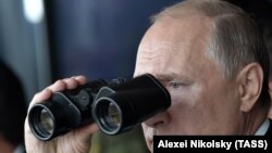 Владимир Путин набљудува воена вежба на руската војска, 2019.
