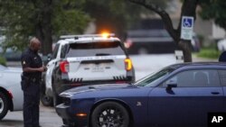 Një zyrtar policor pranë qendrës për ndalimin e migrantëve në Dallas. 24 shtator 2025. 