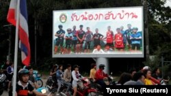 Билборд со натпис „Добредојдовте дома момчиња“