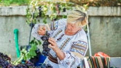 Жінка на фестивалі молодого вина у молдавському місті Дурлешти, 18 серпня 2019.