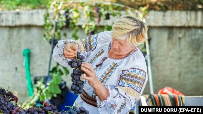 Жінка на фестивалі молодого вина у молдавському місті Дурлешти, 18 серпня 2019.
