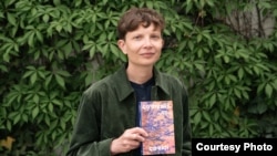 В Праге вышел роман Алены Махониновой "Как ты думаешь, что он видит?" 
@ Petr Kašlal