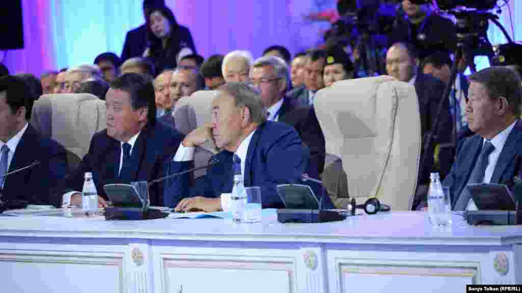 Қазақстан президенті Нұрсұлтан Назарбаев презентация кезінде жобаны таныстырушыларды тыңдап отыр. 11 тамыз 2018 жыл