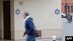 პარიზის ერთ-ერთი უბანი, სადაც ღამით სახლებზე დავითის ვარსკვლავები მიახატეს. 31 ოქტომბერი, 2023. 