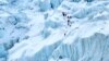 Альпинисты на склоне Эвереста (фотоархив)