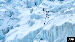 Альпинисты на склоне Эвереста (фотоархив)