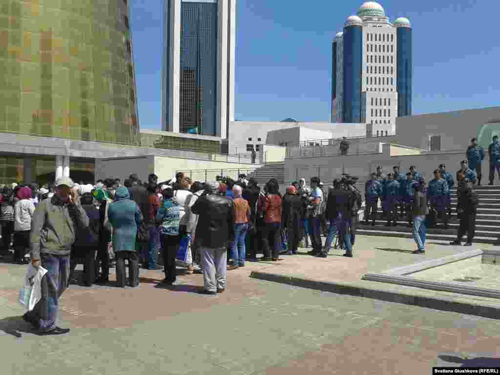 21 мая в Астане десятки должников по ипотечным кредитам из разных регионов Казахстана пытались пройти в приемные правительства и парламента, чтобы донести до властей требования прекратить принудительные выселения и списать их долги.