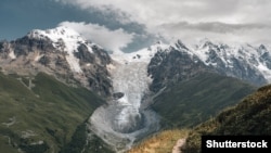 Ghețarul Șkhara din regiunea georgiană Svaneti, fotografiat în decembrie 2025, este unul din ghețarii caucazieni care se topesc în contextul încălzirii globale. 
