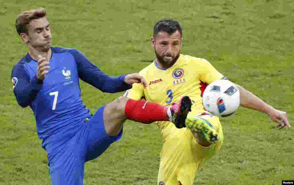 Razvan Rat în acțiune cu Antoine Griezmann (REUTERS/Charles Platiau).